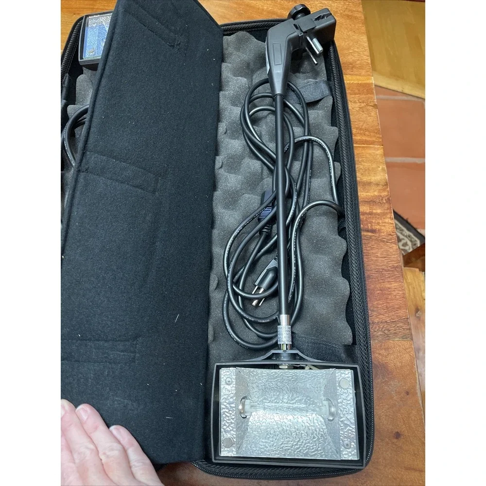 2 Intertek model SL-2001b 200w Halogen Spotlight display pop up booth podium (TD